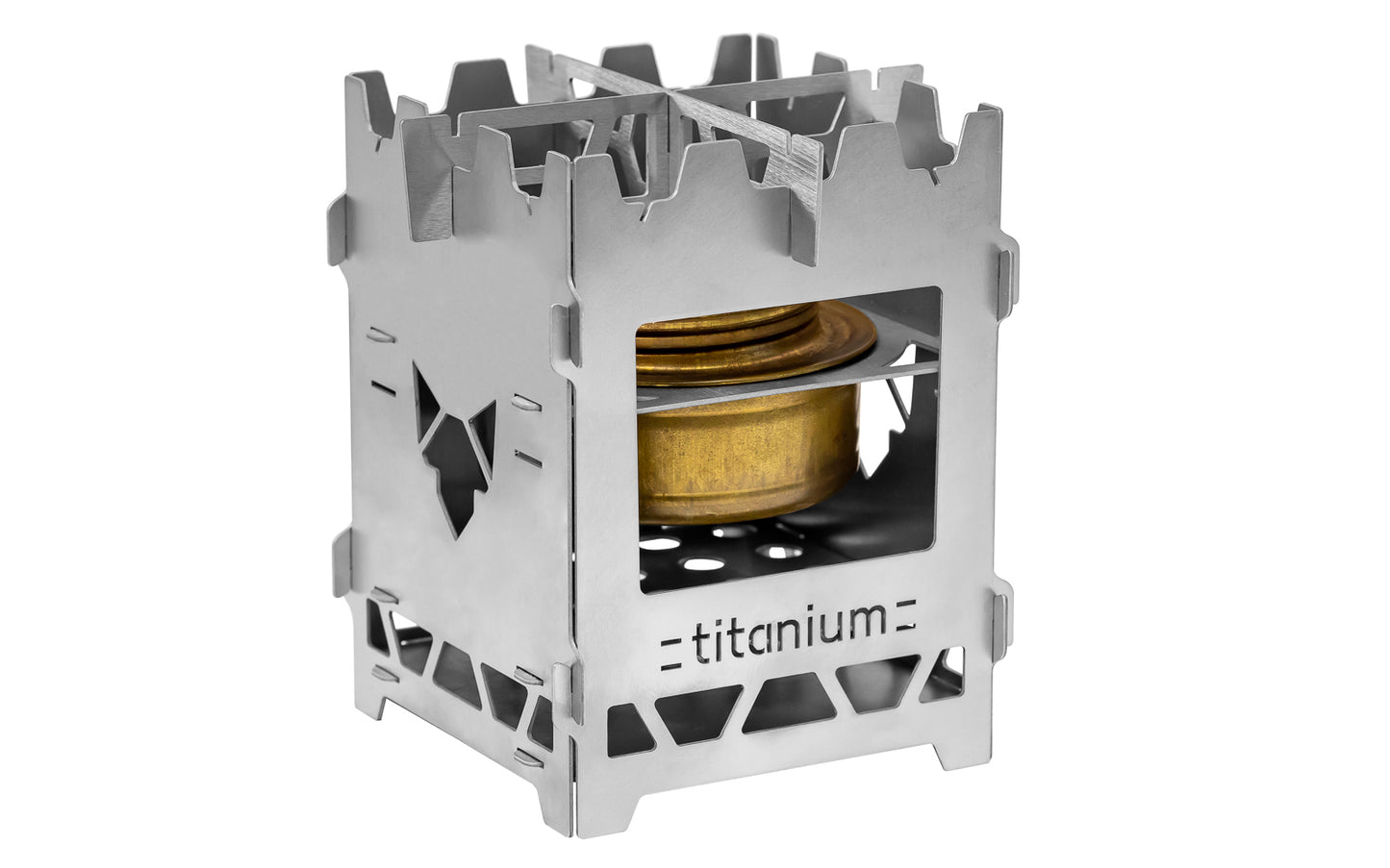 Titan Hobo mit herausgeschnittenem Titanium-Schriftzug und mit Einsatz für Trangia inklusive eingesetzten Trangia Brenner.