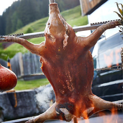 Spanferkel befestigt am Asado Kreuz