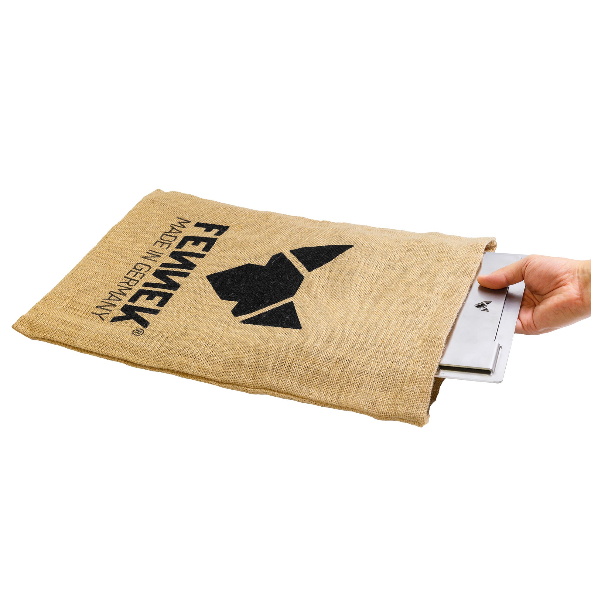 Jutebeutel mit FENNEK Logo-Aufdruck aus dem die Einzelteile herausgezogen werden.