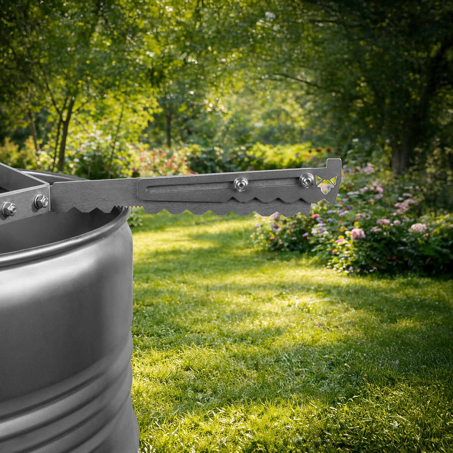 Die FENNEK verstellbare Auflageleiste für Feuerplatten liegt optimal auf dem Rand der Feuertonne auf. Für zusätzliche Stabilität sorgt die spezielle unterseitige Verzahnung der Leisten. Diese verzahnt sich direkt auf dem Rand der Feuertonne.