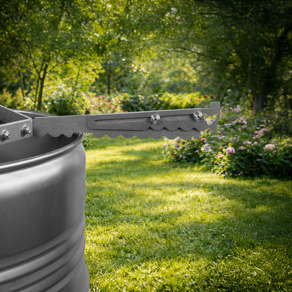 Die FENNEK verstellbare Auflageleiste für Feuerplatten liegt optimal auf dem Rand der Feuertonne auf. Für zusätzliche Stabilität sorgt die spezielle unterseitige Verzahnung der Leisten. Diese verzahnt sich direkt auf dem Rand der Feuertonne.