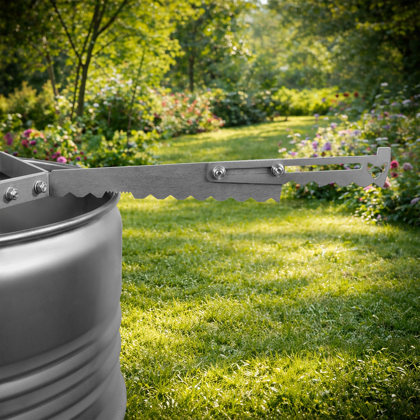 Die FENNEK verstellbare Auflageleiste für Feuerplatten liegt optimal auf dem Rand der Feuertonne auf. Für zusätzliche Stabilität sorgt die spezielle unterseitige Verzahnung der Leisten. Diese verzahnt sich direkt auf dem Rand der Feuertonne. Die Auflageleiste lässt ich individuell an die Größe der Feuerplatte anpassen.