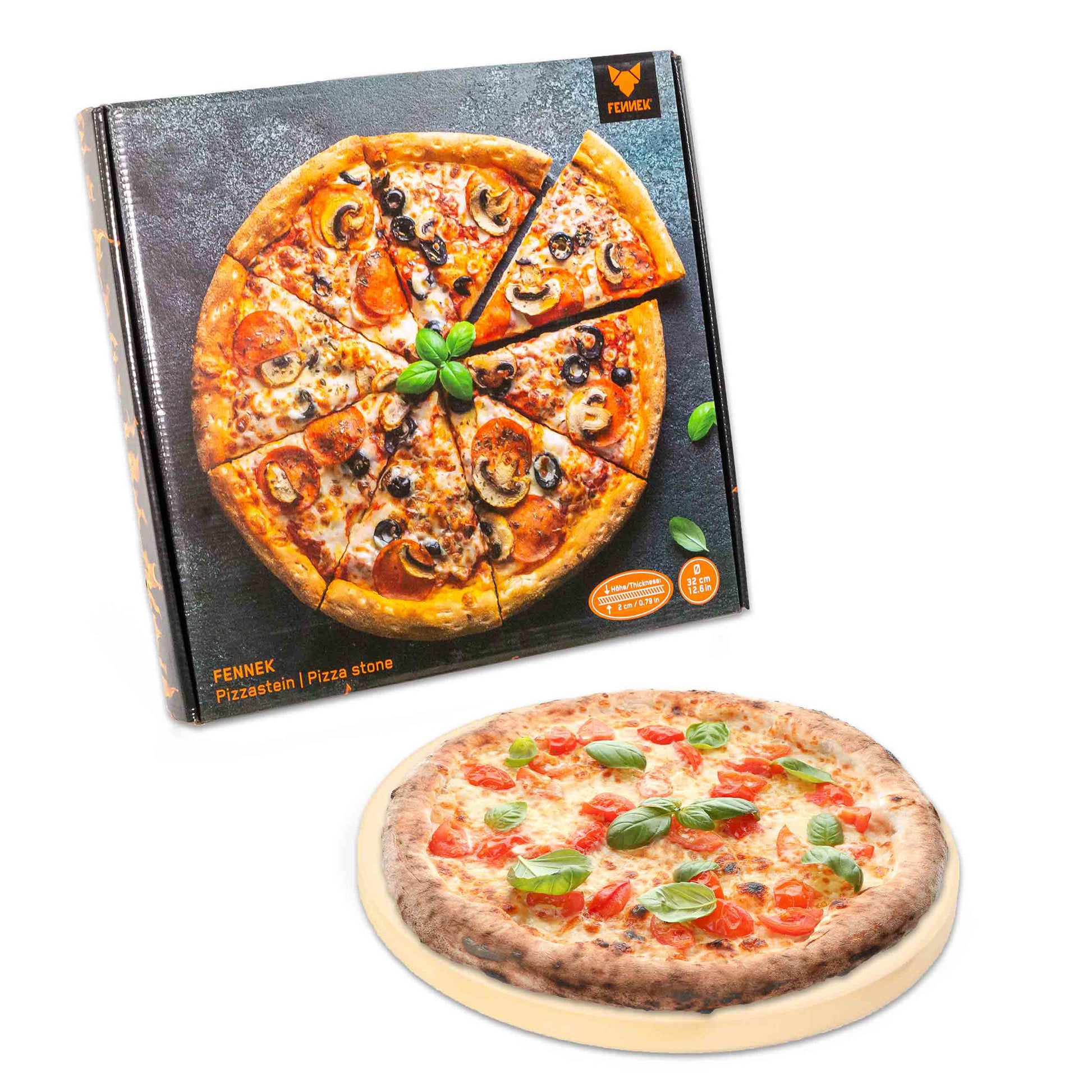 Mit einer Pizza bedruckter Karton als Produktverpackung für den Pizzastein und davor ein frischgebackene Pizza die auf dem Pizzastein liegt auf weißem Hintergrund.