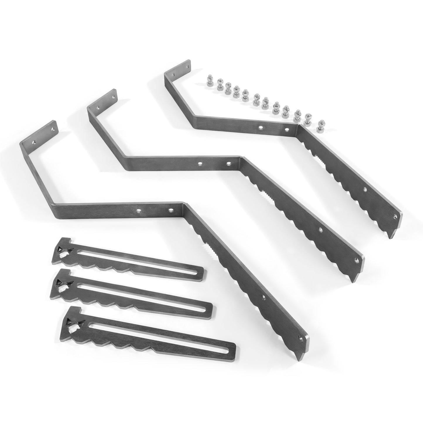 Freisteller der FENNEK verstellbaren Auflageleiste für Feuerplatten im demontiertem Zustand. Der Lieferumfang besteht aus drei Leisten, drei Verlängerungsleisten, zwölf Schrauben, zwölf Muttern und zwölf Unterlegscheiben.