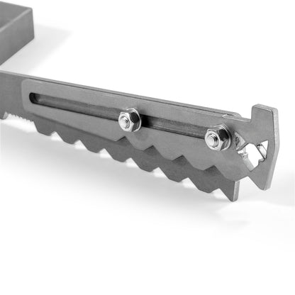 Detailaufnahme der FENNEK Auflageleiste für Feuerplatten zeigt die spezielle Ausarbeitung der Verzahnung an der Unterseite. Diese Verzahnung sorgt dafür, dass die Auflageleiste optimal auf dem Rand der Feuertonne, Feuerschale oder dem Kugelgrill liegt. 