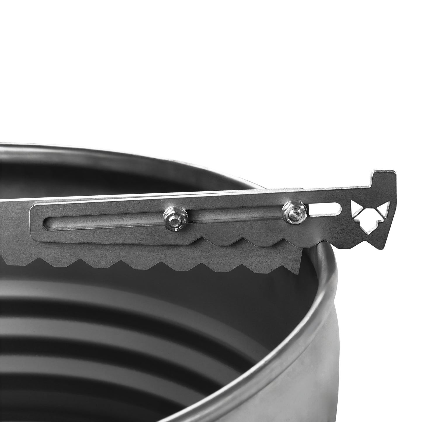 Die FENNEK verstellbare Auflageleiste für Feuerplatten liegt optimal auf dem Rand der Feuertonne auf. Für zusätzliche Stabilität sorgt die spezielle unterseitige Verzahnung der Leisten. Diese verzahnt sich direkt auf dem Rand der Feuertonne.