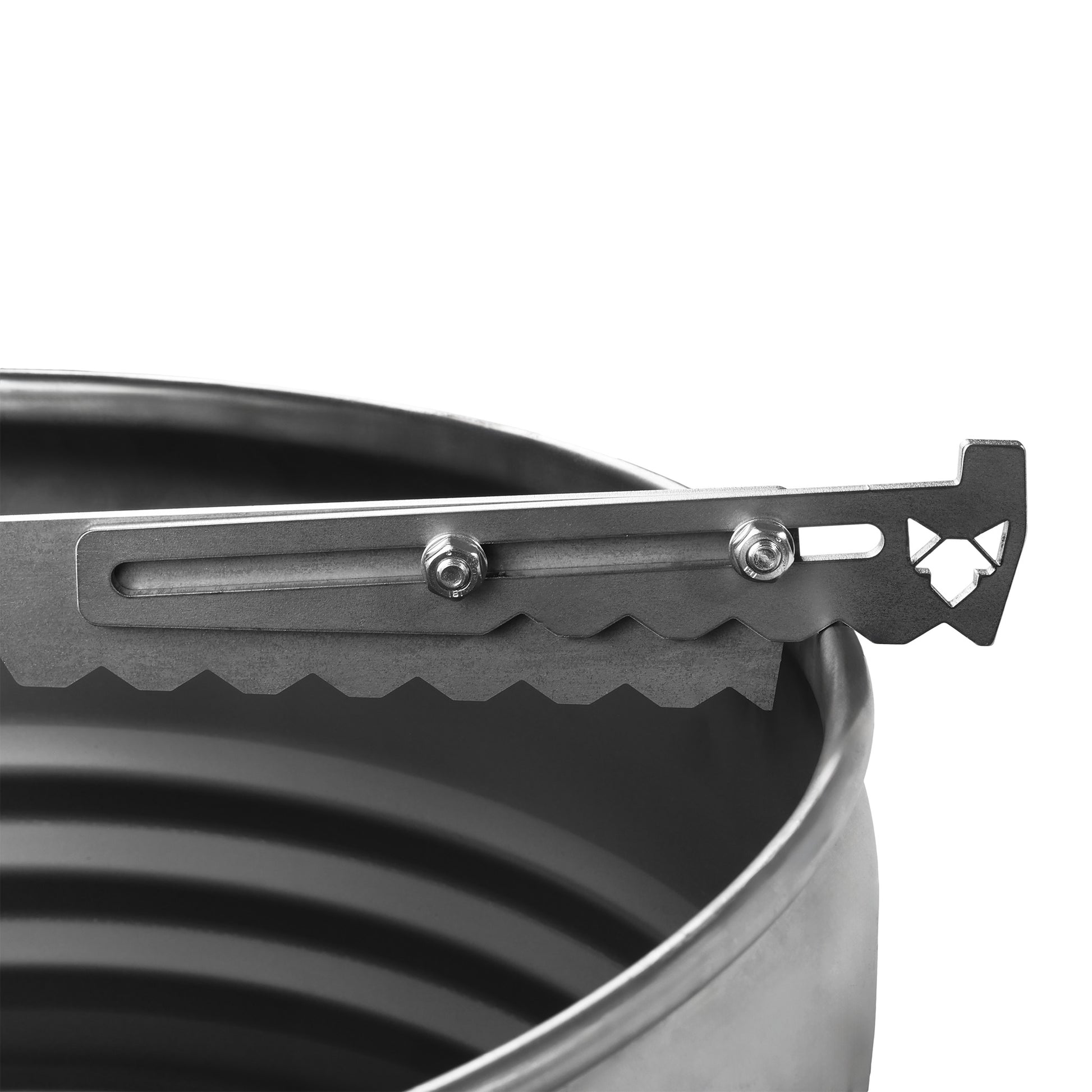 Die FENNEK verstellbare Auflageleiste für Feuerplatten liegt optimal auf dem Rand der Feuertonne auf. Für zusätzliche Stabilität sorgt die spezielle unterseitige Verzahnung der Leisten. Diese verzahnt sich direkt auf dem Rand der Feuertonne.