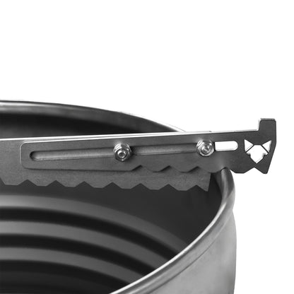 Die FENNEK verstellbare Auflageleiste für Feuerplatten liegt optimal auf dem Rand der Feuertonne auf. Für zusätzliche Stabilität sorgt die spezielle unterseitige Verzahnung der Leisten. Diese verzahnt sich direkt auf dem Rand der Feuertonne.