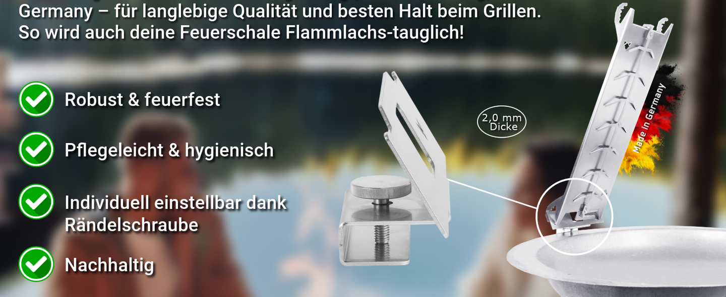 Rechts im Bild sieht man eine Feuerschale mit breitem und flachem Rand, daran befestigt ist der FENNEK Feuerschalen Adapter und darauf montiert ist der FENNEK Flammlachshalter. Dahinter ist ein Made in Germany Symbol zu sehen. Links im Bild sind vier Vorteile vom Feuerschalen Adapter aufgelistet.