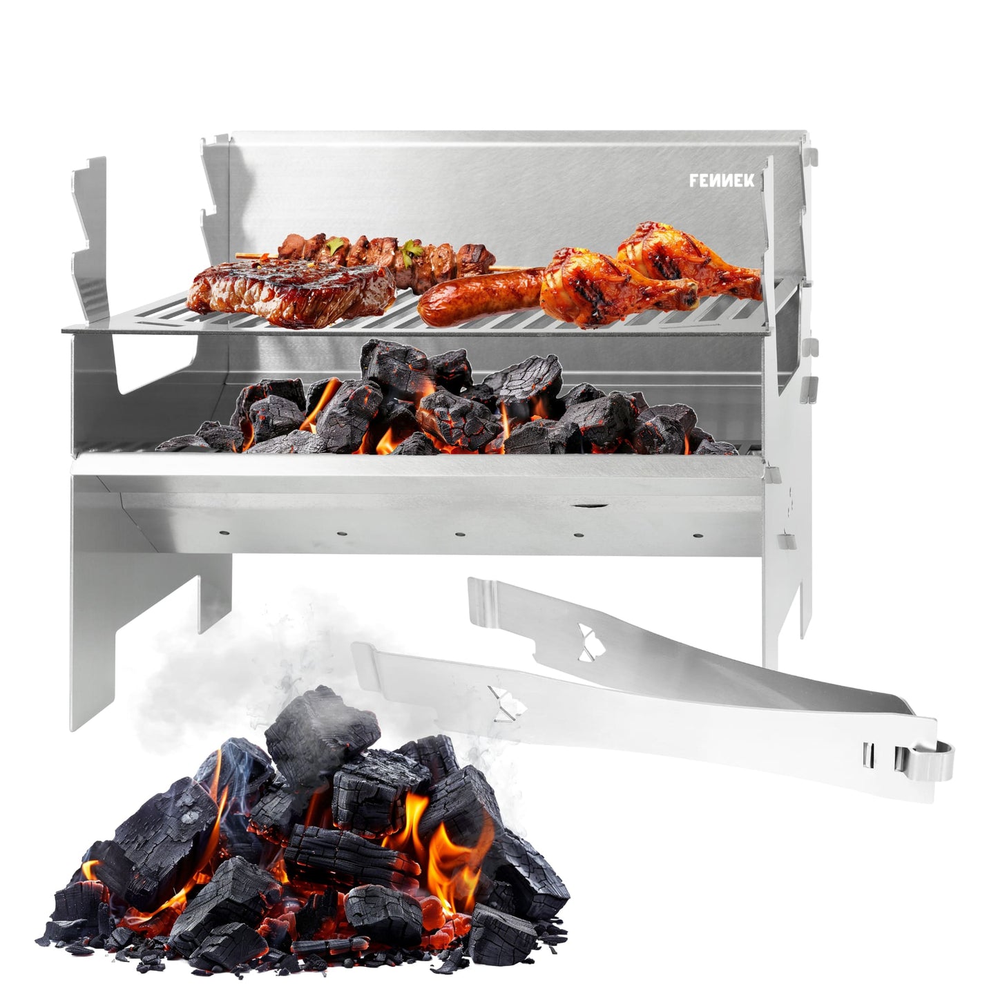 Freisteller des FENNEK 2.0. Im Grill liegt glühende Kohle, auf dem Rost befindet sich ein saftiges Steak, ein Spieß und Würste. Vor dem Grill liegt Glut. Die Grillzange liegt auf dem Boden.