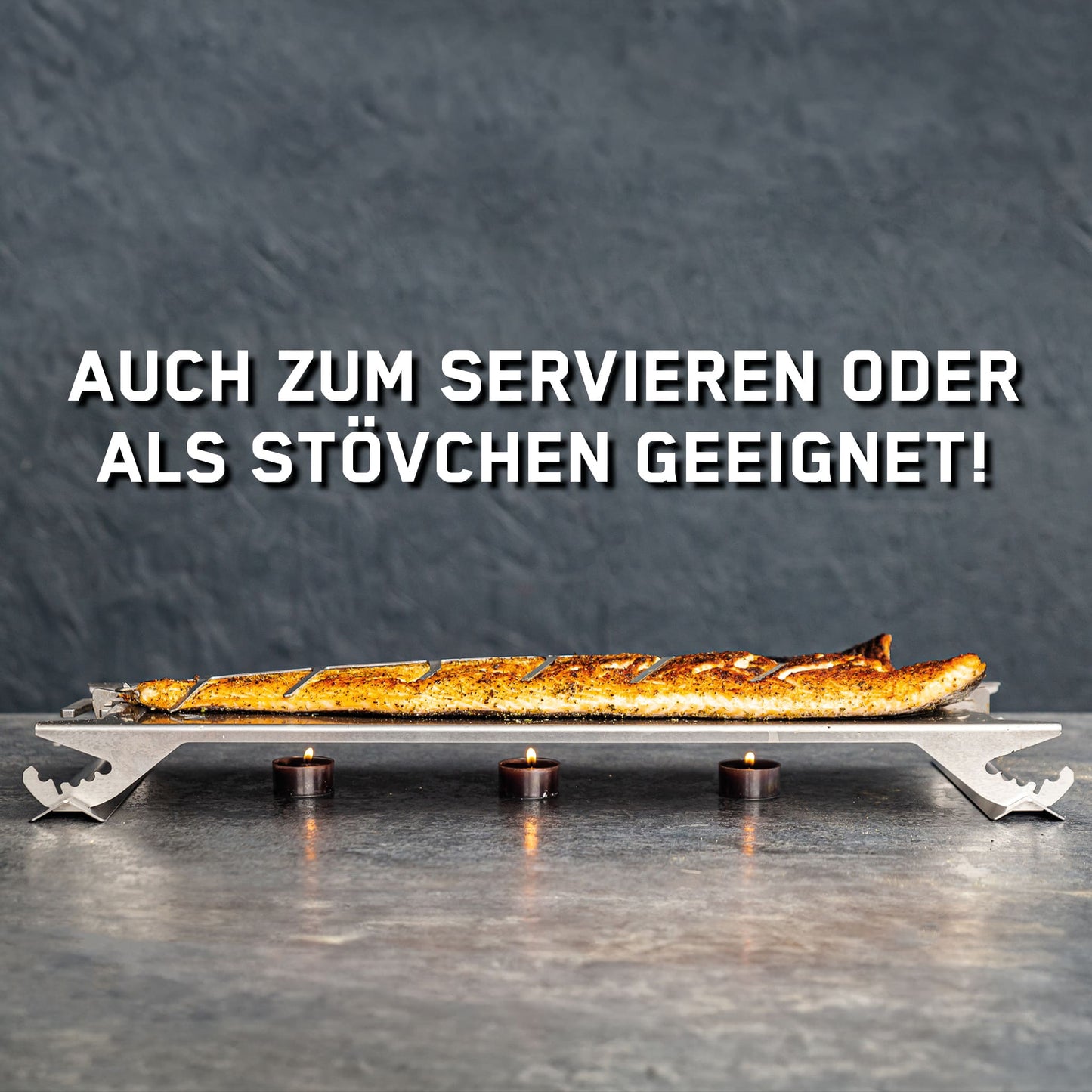 Fertig zubereiteter Flammlachs auf dem Flammlachsbrett aus Edelstahl und darunter 3 Teelichter zum Warmhalten.