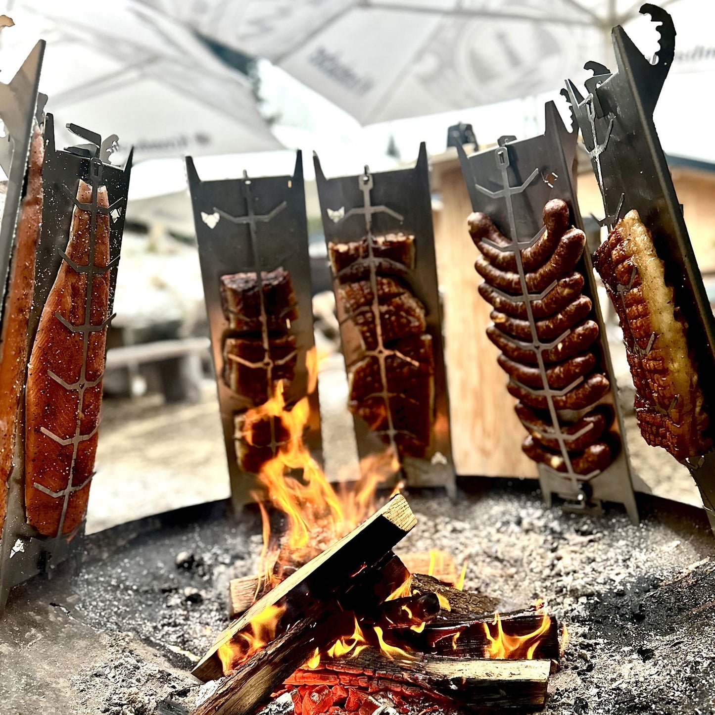 Lachsbretter in Aktion: Mit Lachs, Spareribs, Würstchen, Steak. Alles ist möglich mit dem Lachshalter. 