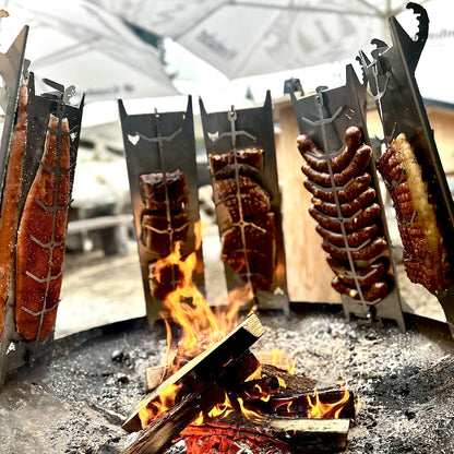 Lachsbretter in Aktion: Mit Lachs, Spareribs, Würstchen, Steak. Alles ist möglich mit dem Lachshalter. 