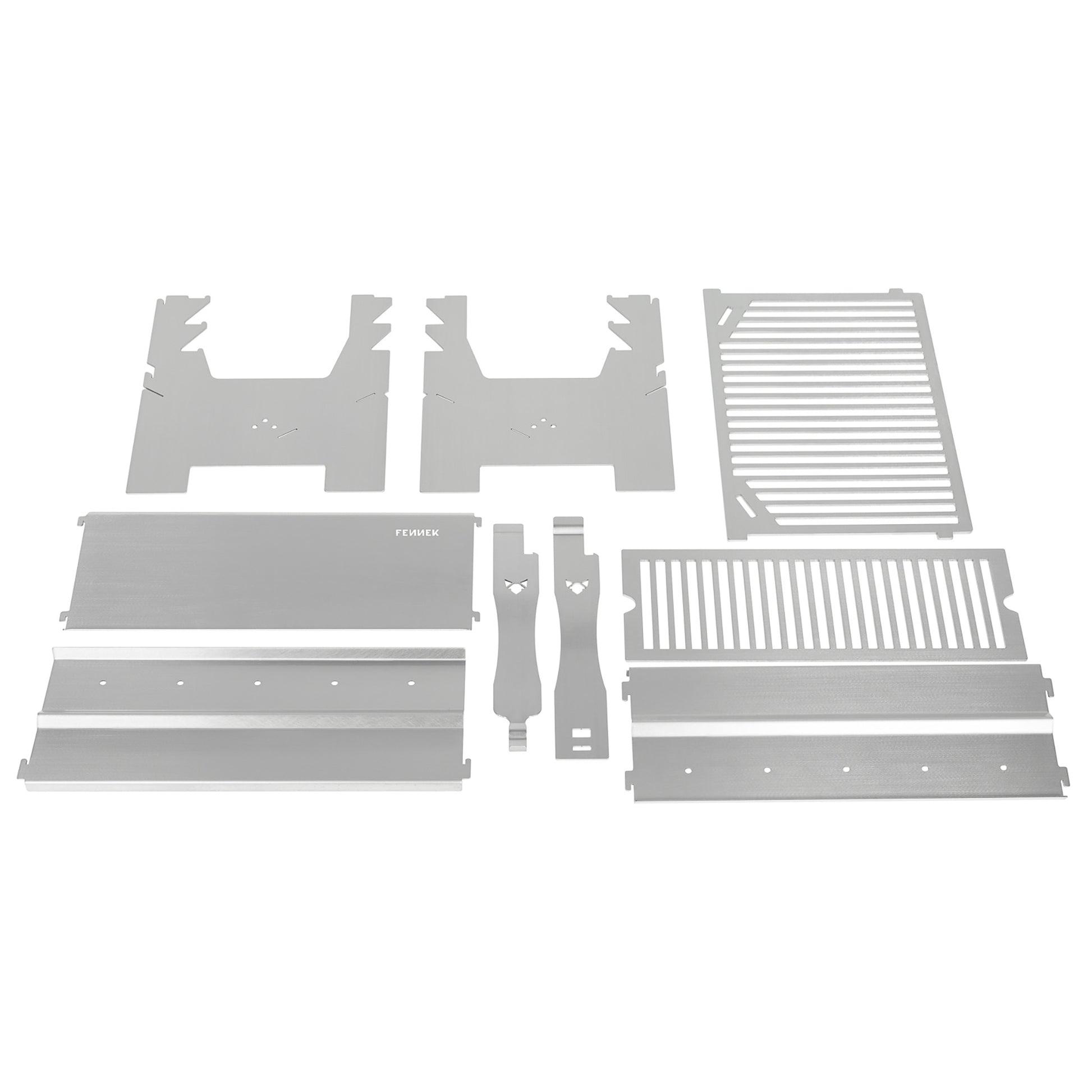 Freisteller von den 9 Einzelteilen des FENNEK 2.0 Holzkohlegrills (inkl. Multifunktionstool aka Grillzange) 