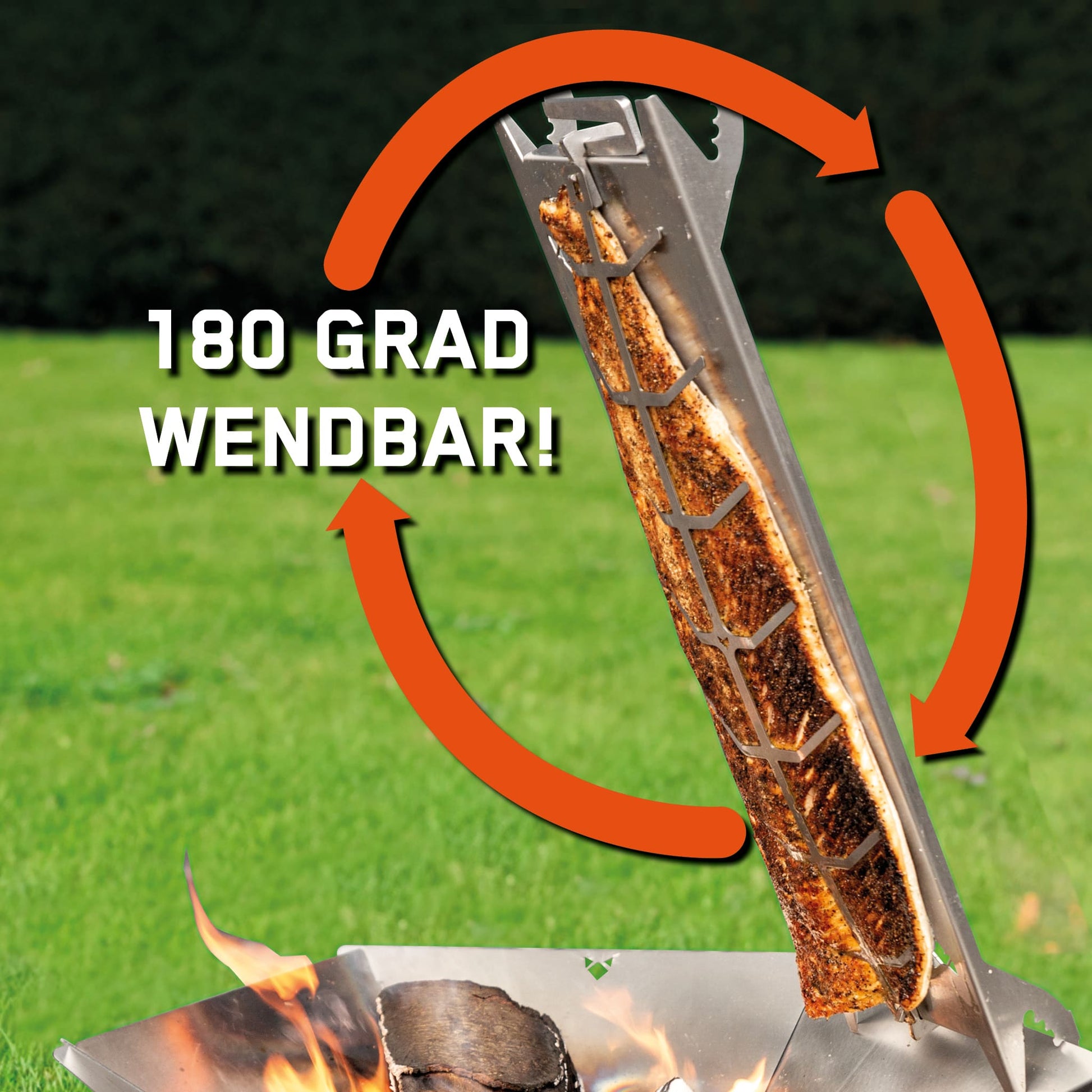Flammlachs auf Feuerschale, mitten auf der Wiese. Text mit 180 Grad wendbar und Pfeilen.