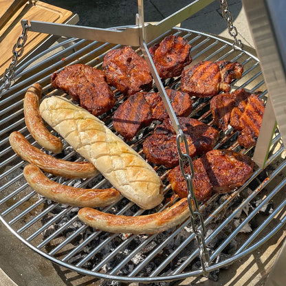 Grillfleisch, Baguette und Bratwürste auf dem Schwenkgrill.