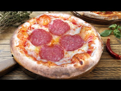 Backen einer Salami Pizza auf dem Pizzastein in einem Grill