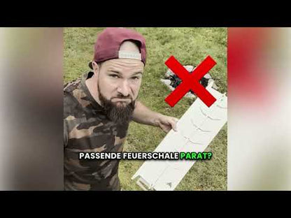 Der FENNEK Erdspieß in Aktion über einer offenen Lagerfeuerstelle. Im Video wird eine Flammdorade auf dem FENNEK Edelstahl Flammlachshalter Shorty zubereitet. 
