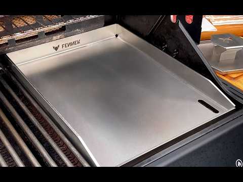 Produktvideo der FENNEK Universal Plancha 30 x 40 cm mit allen Produktvorteilen. Es werden Smashed Burger auf der Plancha zubereitet.  