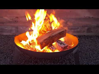 Schönes Feuer in der Feuerschale 3Pod Edelstahl in der Abenddämmerung