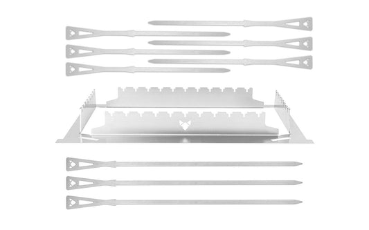 Einzelteile des Grillspießhalterset: 6 kurze und 3 lange Grillspieße und die Grillspießhalterung in der Mitte auf weißem Hintergrund.