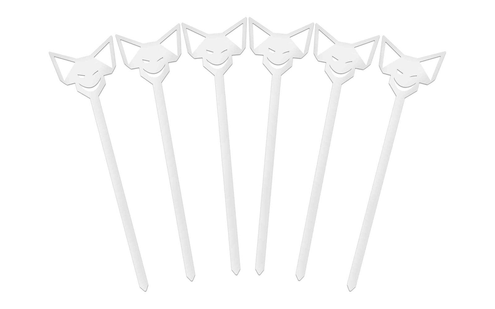 6 Edelstahl-Grillspieße im Bogen angeordnet mit FENNEK Kopf am Griffende auf weißem Hintergrund.