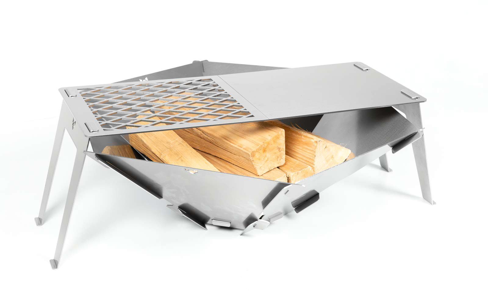 Feuerschale Hexagon mit Brennholz darin und Steckbarer Grillrost 4Fire darüber vor weißem Hintergrund.