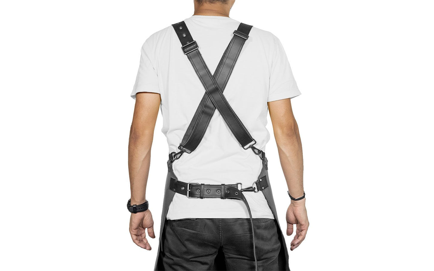 Rückenansicht der Leder-Grillschürze am Model getragen, überkreuzte Schultergurte und Hüftgurt, jeweils mehrfach verstellbar.