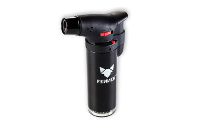 Produktfoto schwarzes FENNEK Feuerzeug mit JET-Flamme und weißem FENNEK Logo-Aufdruck