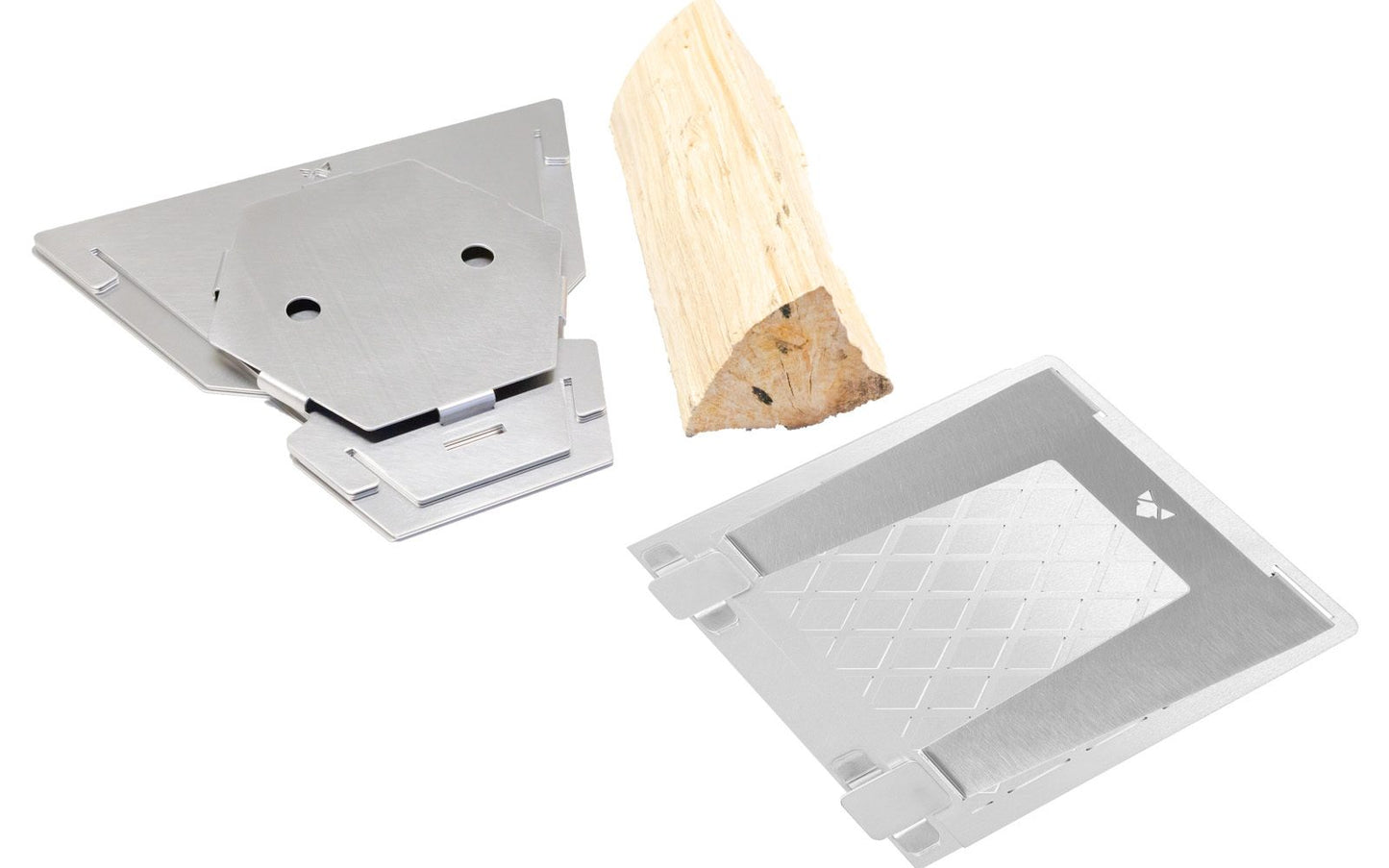 Zusammengelegte Einzelteile der Feuerschale Hexagon und des Grillrost 4Fire im Größenvergleich mit einem Stück Brennholz abgebildet.