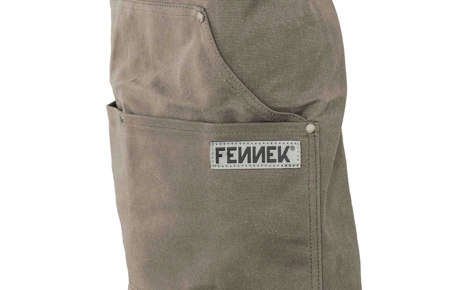 FENNEK-Schriftzug aufgenäht auf die große Fronttasche der Grillschürze.