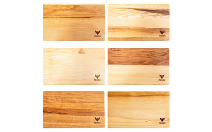 6 Holzbretter gleicher Größe, mit FENNEK Logo-Branding jeweils rechts unten, angeordnet in 2 Spalten und 3 Reihen auf weißem Hintergrund von oben