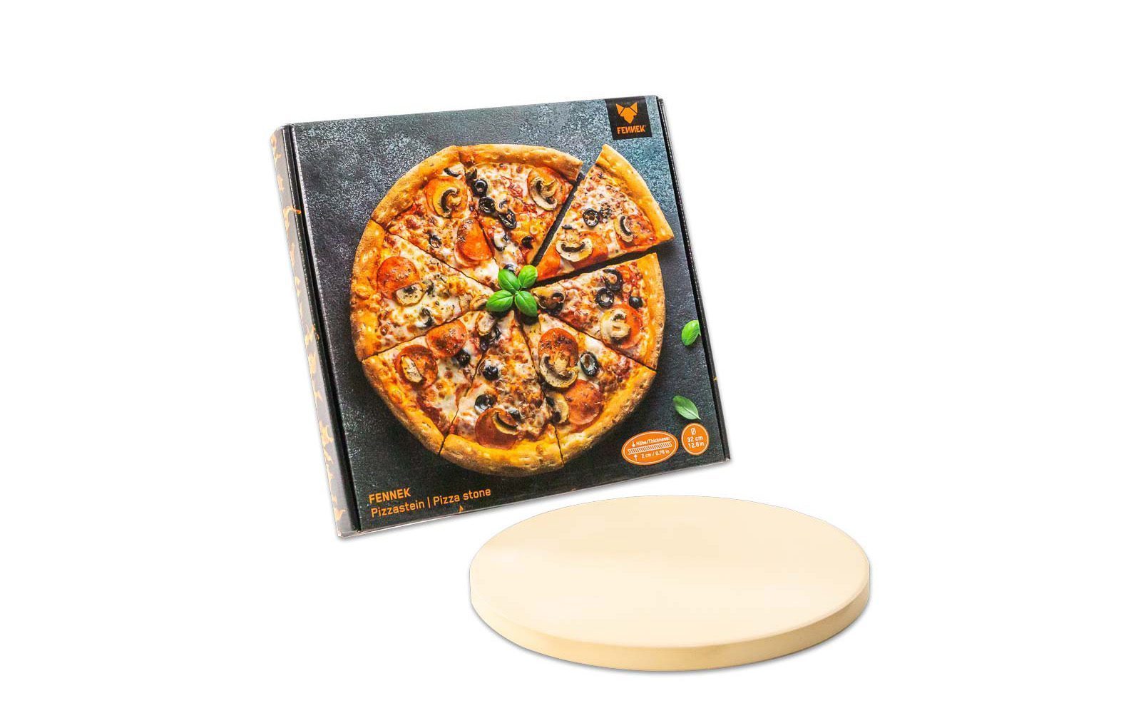 Produktverpackung und Pizzastein davor auf weißem Hintergrund