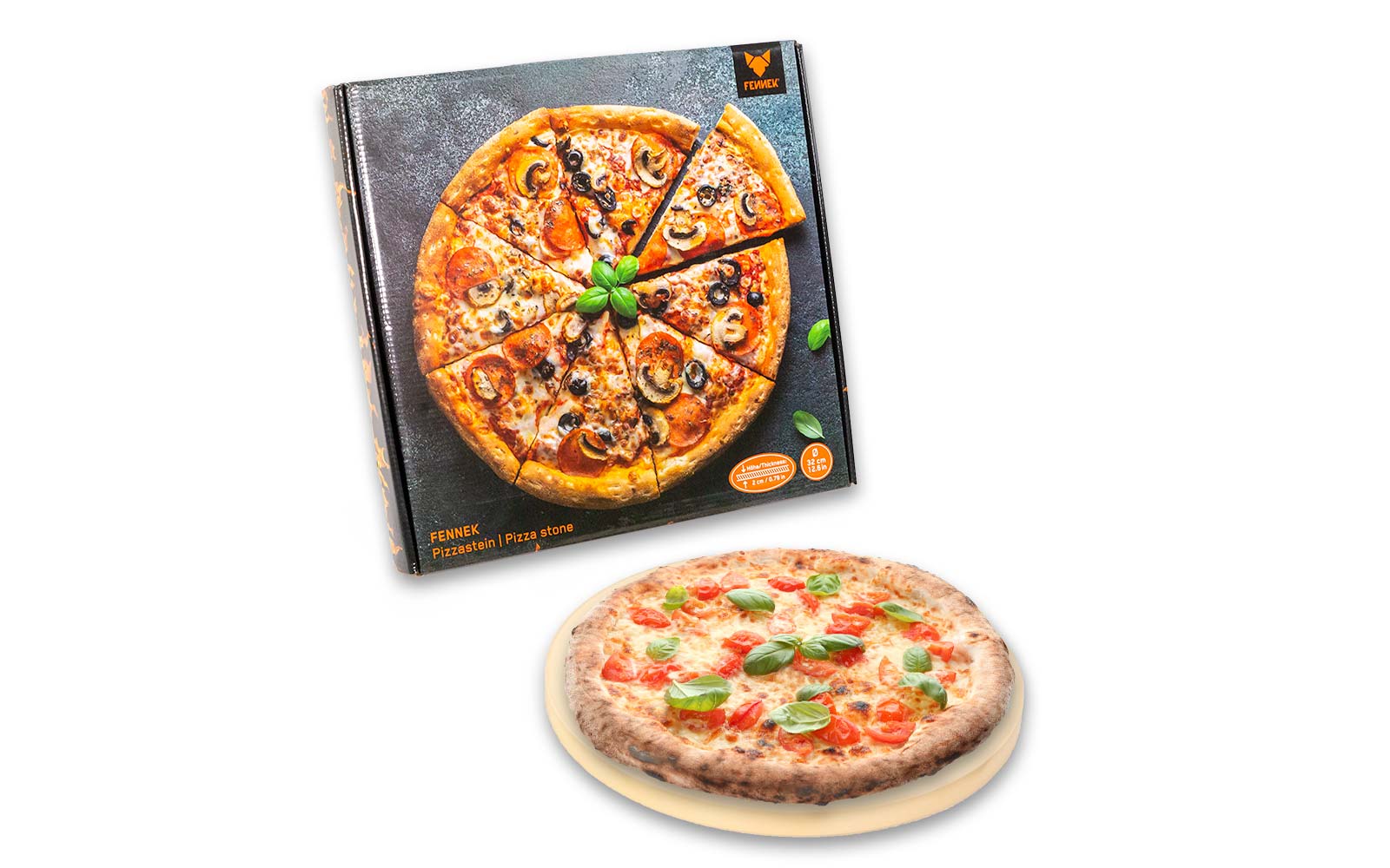 Mit einer Pizza bedruckter Karton als Produktverpackung für den Pizzastein und davor ein frischgebackene Pizza die auf dem Pizzastein liegt auf weißem Hintergrund.