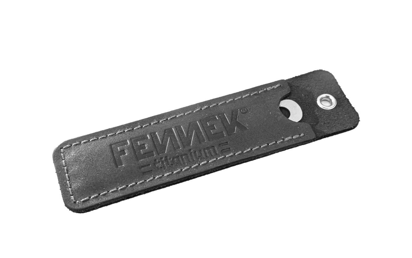 Mit Fennek-Logo geprägtes schwarzes Leder-Etui, darin der Pieker aus Titan