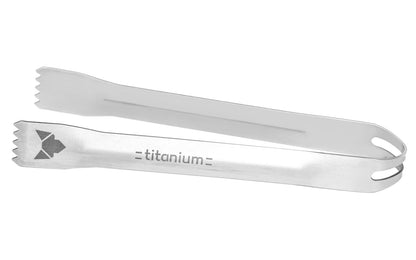 Kleine Grillzange aus Titan mit laser-graviertem FENNEK-Logo und Titanium-Schriftzug