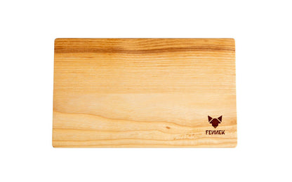 Ein helles Holzbrett mit FENNEK Logo-Branding rechts unten, von oben auf weißem Hintergrund