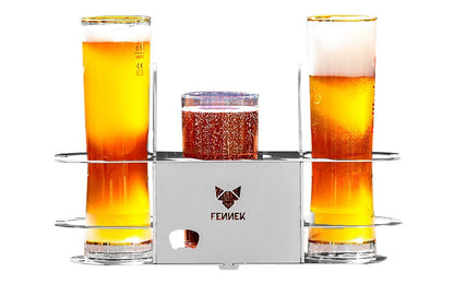 Zwei gefüllte Weizengläser und eine sprudelnde Schorle in einem Getränkehalter aus Edelstahl mit FENNEK-Logo in der Mitte