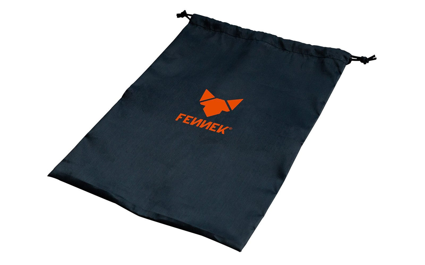 flach auf weißem Hintergrund ausgebreitet eine schwarze Nylontasche mit Zugband und FENNEK Logo-Aufdruck in Farbe orange.