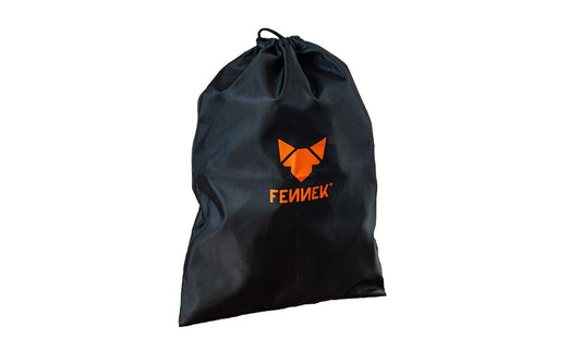 Freigestelltes Bild eines Kohlebeutels aus schwarzem Nylon mit FENNEK Logo-Aufdruck in Farbe orange.