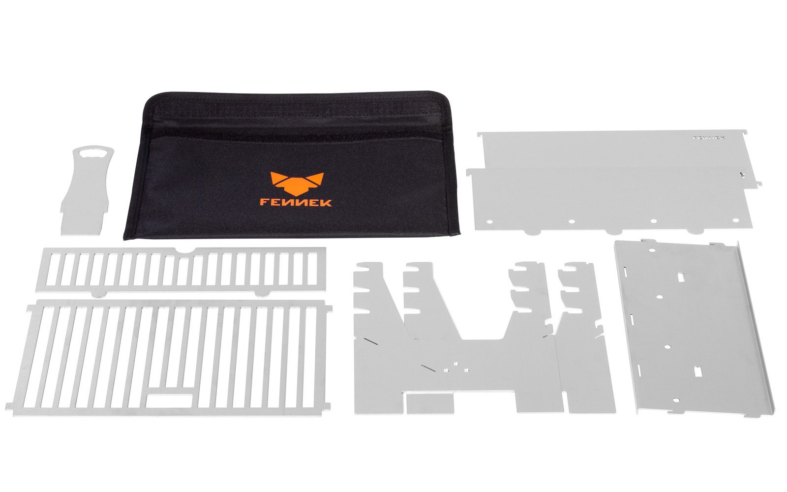 Schwarze Nylon-Tasche mit FENNEK Logo-Aufdruck in orange und daneben und davor Einzelteile aus Edelstahl für einen zusammensteckbaren Holzkohlegrill.