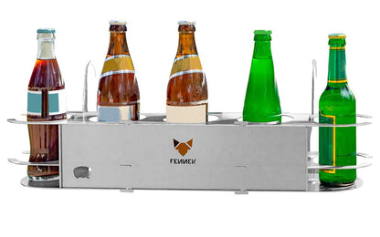 Fünf Glasflaschen in einem Getränkehalter aus Edelstahl mit FENNEK-Logo in der Mitte