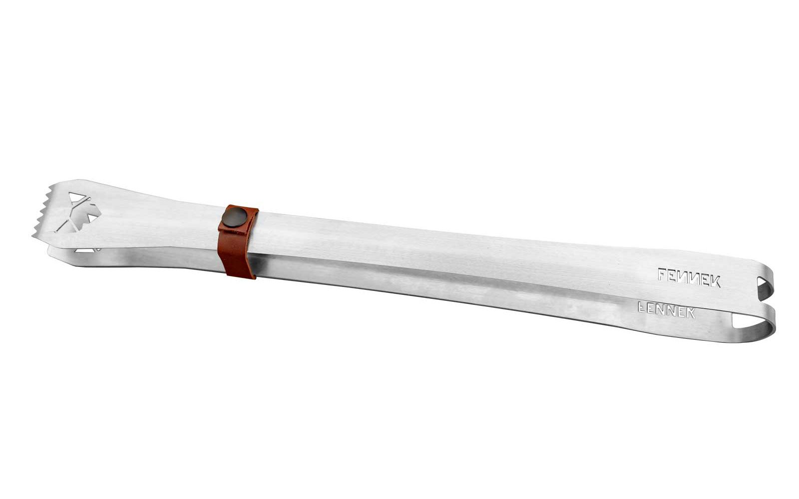 Große Grillzange aus Edelstahl die mit einem Lederband mit Druckknopf geschlossen gehalten wird, vor weißem Hintergrund.