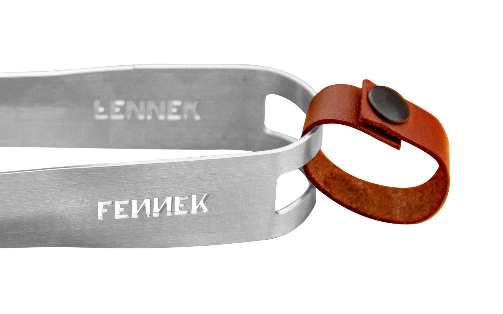 Große Nahaufnahme Griffende der Grillzange mit FENNEK-Schriftzug herausgeschnitten und Lederband mit Druckknopf als Schlaufe.